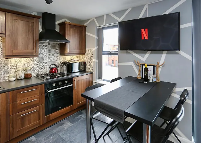 Neat City Apartment - Secure Parking - Wifi - Sleeps 4 - No Parties
