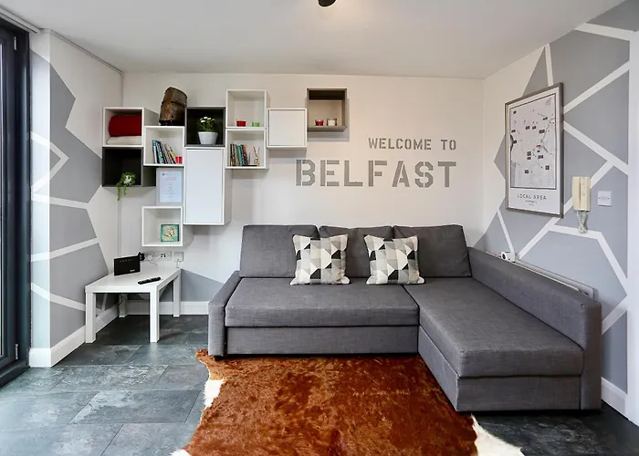 Neat City Apartment - Secure Parking - Wifi - Sleeps 4 - No Parties