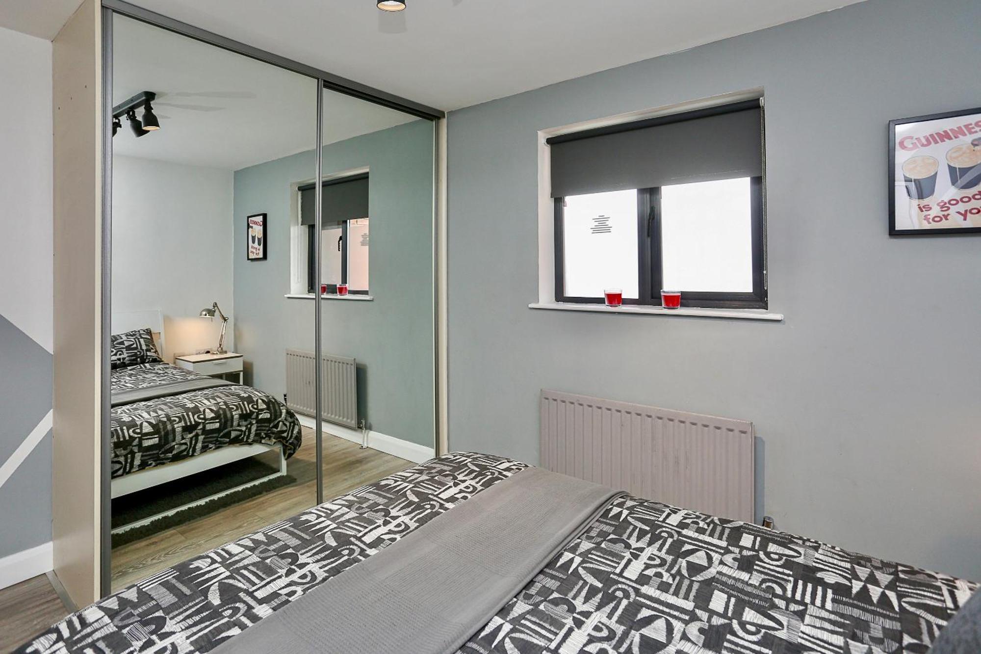 Neat - Secure Parking - Wifi - Sleeps 4 - No Parties Apartamento Belfast